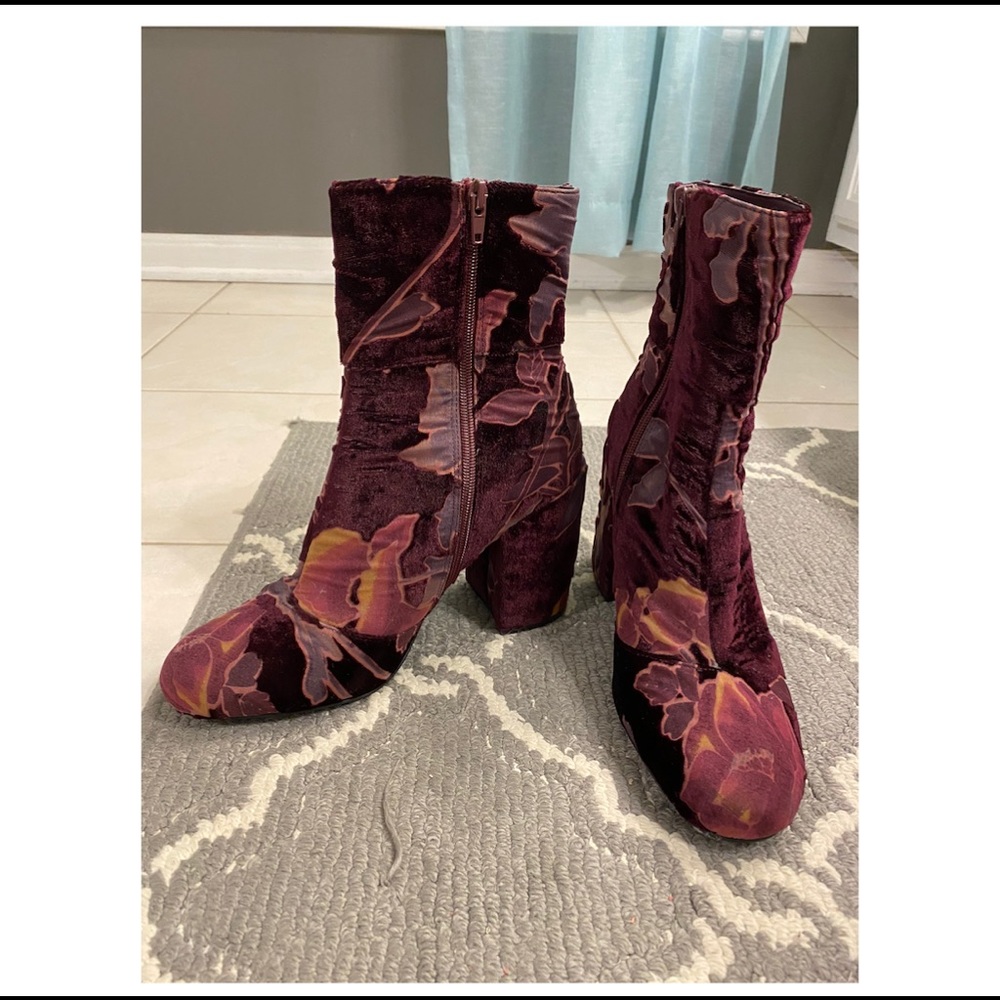 Steve Madden Grand Womens Burgundy Velvet Booties